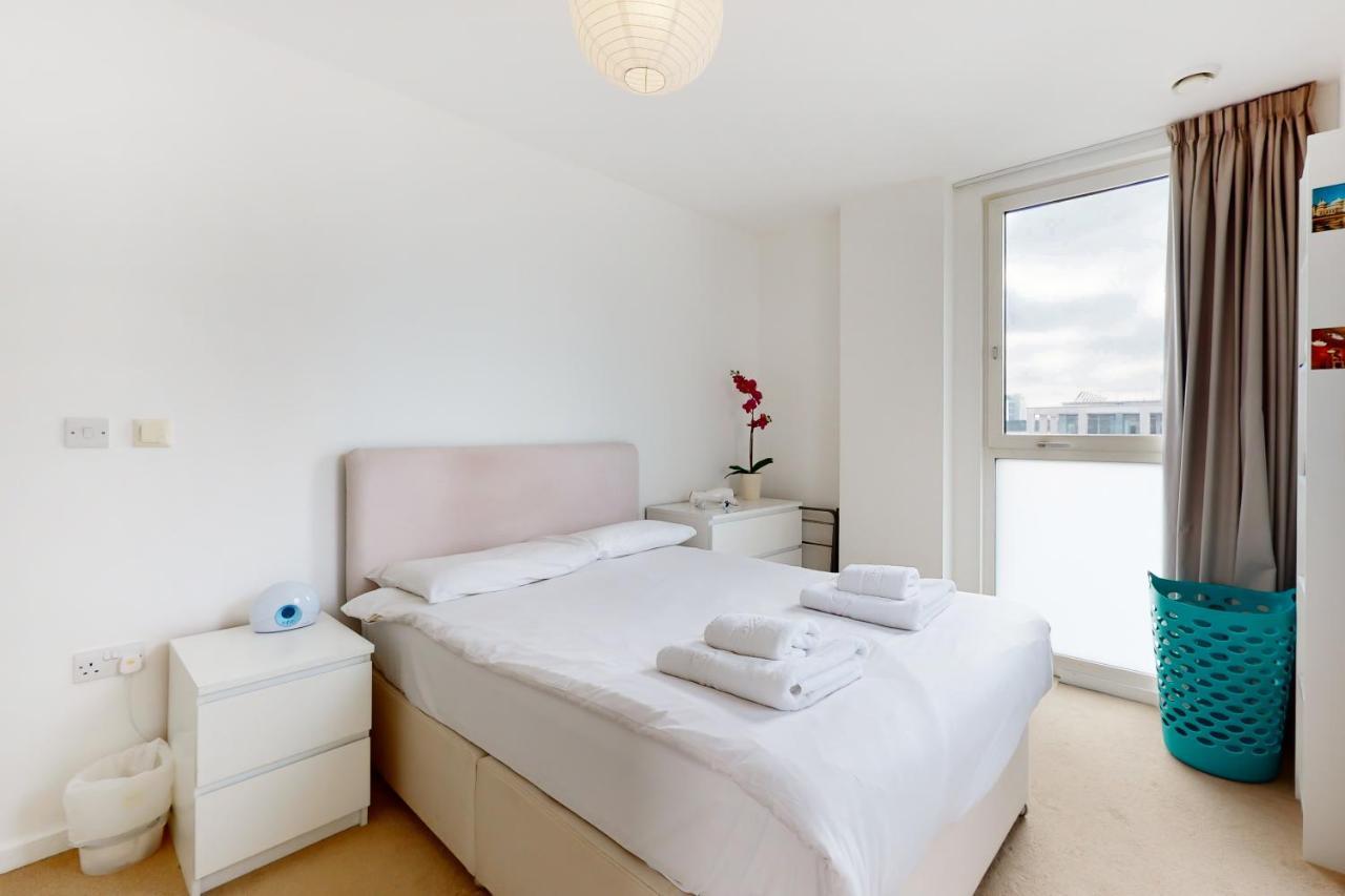 Lovely 2 Bedroom Flat With Balcony In Stratford ลอนดอน ภายนอก รูปภาพ